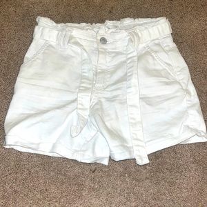 White jean shorts with adjustment belt